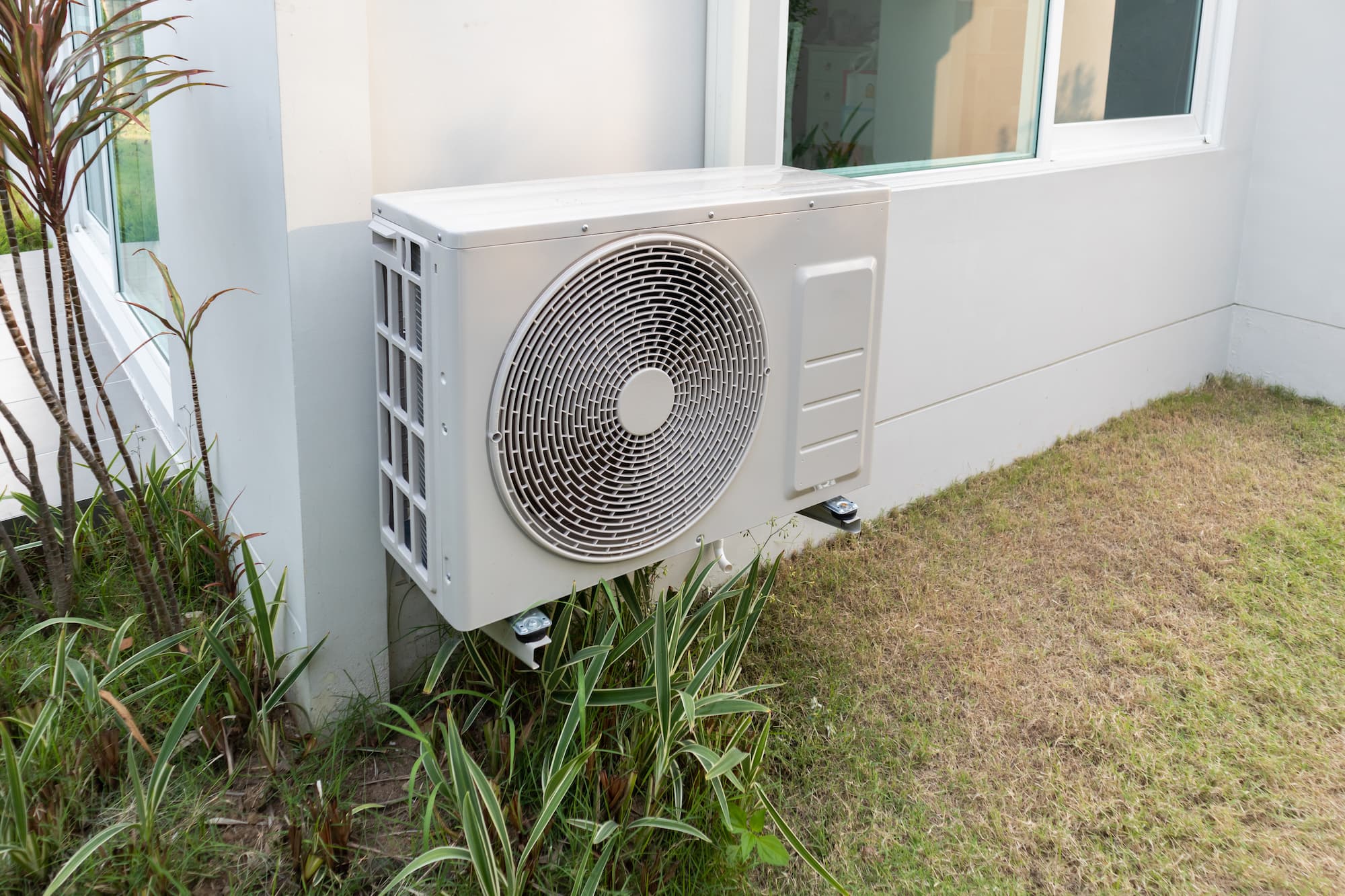 ADOBESTOCK_500286565 | BNG Electricité Installation d’une large gamme de climatisation avec unité intérieure et extérieure sur Belfort et Delle Rixheim 2